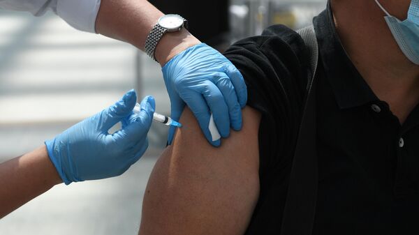 Медицинский сотрудник вводит дозу вакцины от коронавируса, архивное фото - Sputnik Lietuva
