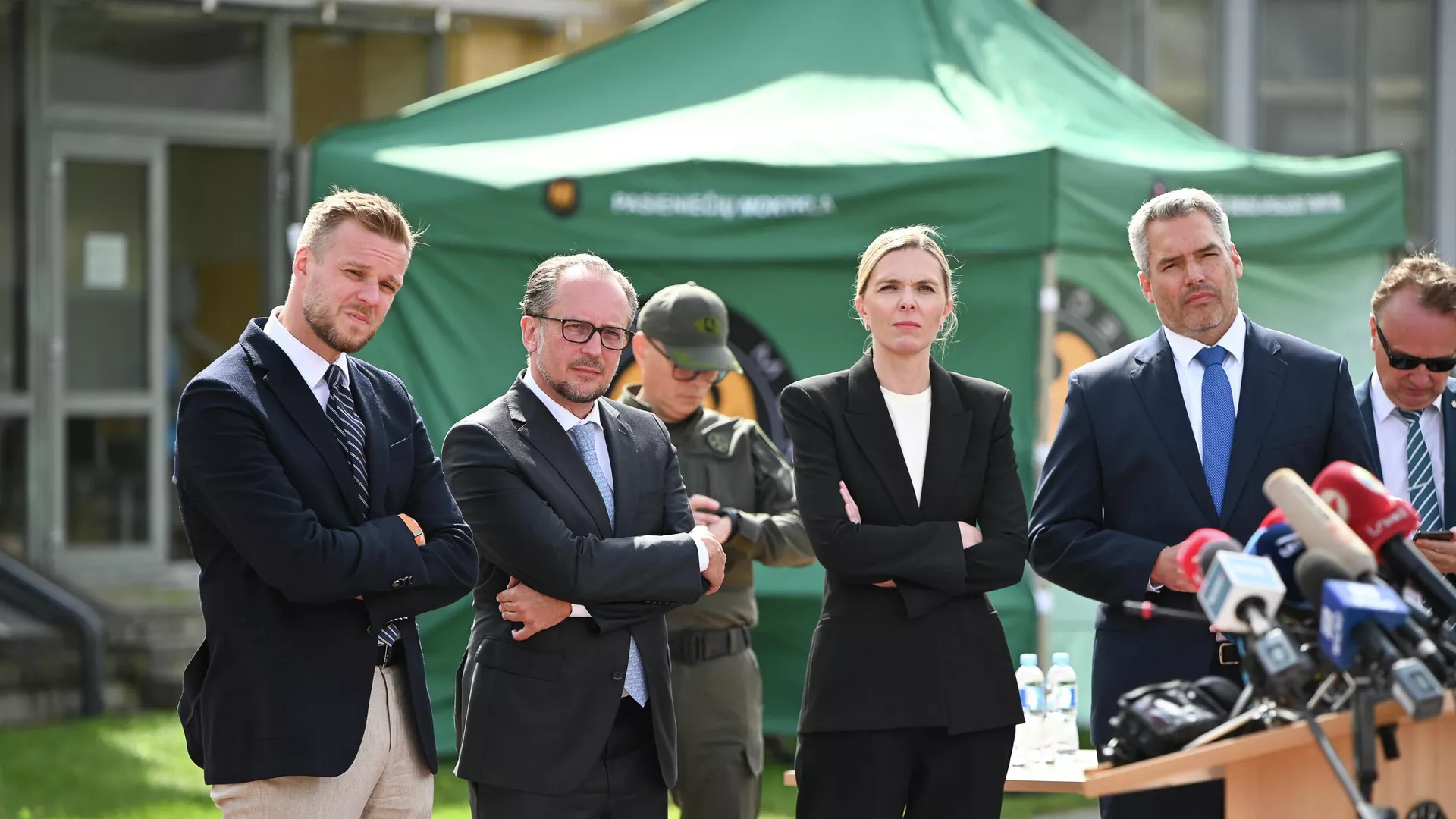 Lietuvos užsienio reikalų ministras Gabrielius Landsbergis, Lietuvos vidaus reikalų ministrė Agnė Bilotaitė Austrijos vidaus reikalų ministras Karlas Nehammeris ir Austrijos užsienio reikalų ministras Aleksandras Šalenbergas Lietuvos užsienio reikalų ministras Gabrielius Landsbergis, Lietuvos vidaus reikalų ministrė Agnė Bilotaitė Austrijos vidaus reikalų ministras Karlas Nehammeris ir Austrijos užsienio reikalų ministras Aleksandras Šalenbergas - Sputnik Lietuva, 1920, 05.09.2021