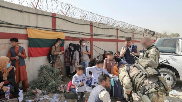 Литовские военные во время эвакуации в аэропорту Кабула - Sputnik Литва