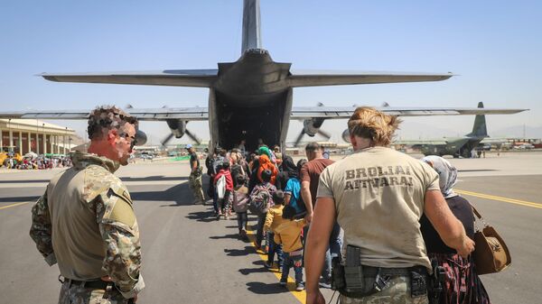 Литовские военные во время эвакуации в аэропорту Кабула - Sputnik Литва