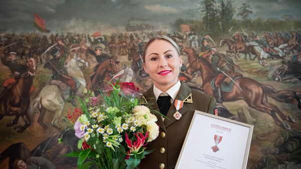 Литовскую военнослужащую Лауру Асадаускайте-Заднепровскене наградили медалью Минобороны - Sputnik Литва