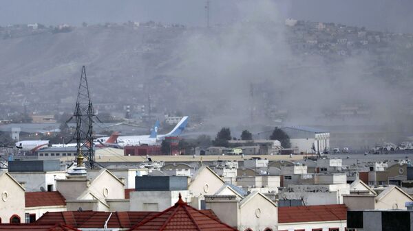 Dūmai nuo sprogimo netoli oro uosto Kabule, Afganistane - Sputnik Lietuva