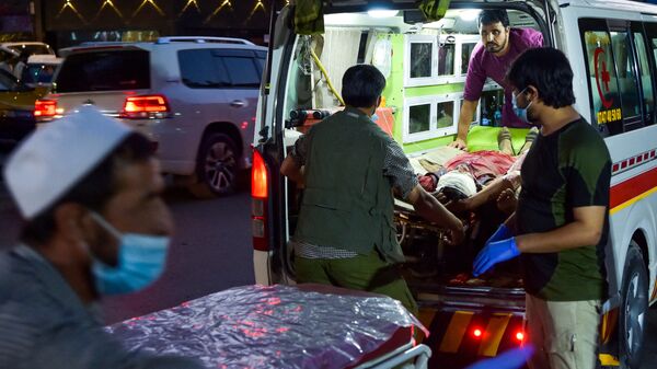 Медики помогают пострадавшим от двух мощных взрывов, произошедших в Кабуле - Sputnik Литва