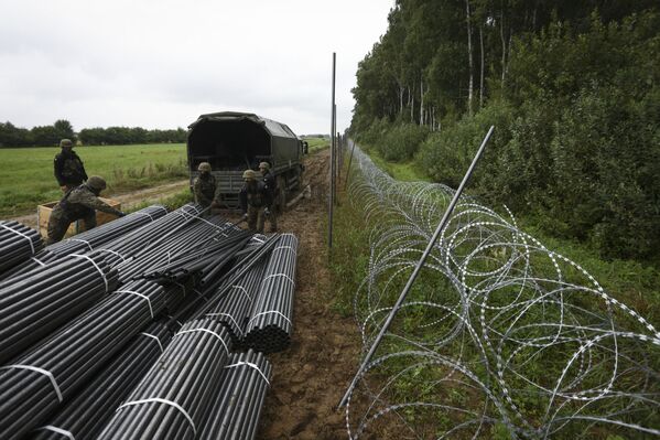 2021 metų rugpjūčio 26 dieną Lenkijos kariai ištiesė spygliuotos vielos tvorą pasienyje su Baltarusija, Zubžica Velkoje, netoli Balstogės, Rytų Lenkijoje. Lenkijos gynybos ministerija paskelbė statanti šimto kilometrų ilgio, dviejų ir dviejų su puse metro aukščio tvorą palei jos sieną su Baltarusija, gerokai išaugus neteisėtai migracijai. - Sputnik Lietuva