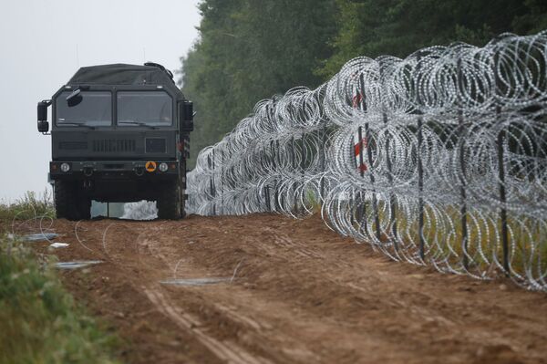 Также ограждение на границе с Белоруссией строит Литва. - Sputnik Литва