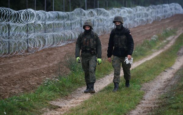 Lenkijos kariai prie pasienyje su Baltarusija pastatytos vielinės tvoros - Sputnik Lietuva