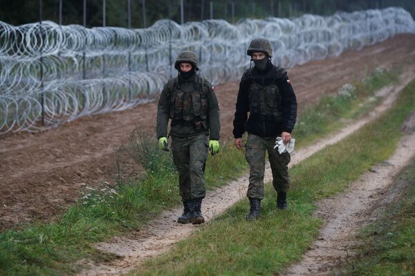 На фото: строительство забора на границе Польши и Белоруссии. - Sputnik Литва