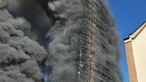 Кадры пожара в небоскребе в Милане  - Sputnik Литва