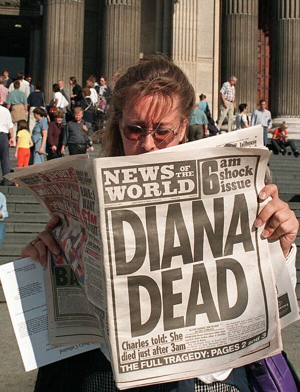 Vienas turistas iš Kanados skaito laikraštį priešais Šv. Pauliaus katedrą Londone, kur prieš šešiolika metų buvo susituokę Didžiosios Britanijos princas Čarlzas ir princesė Diana. Nuotraukoje matyti britų laikraštis, skelbiantis, kad Velso princesė Diana žuvo tą pačią dieną autoavarijoje. - Sputnik Lietuva