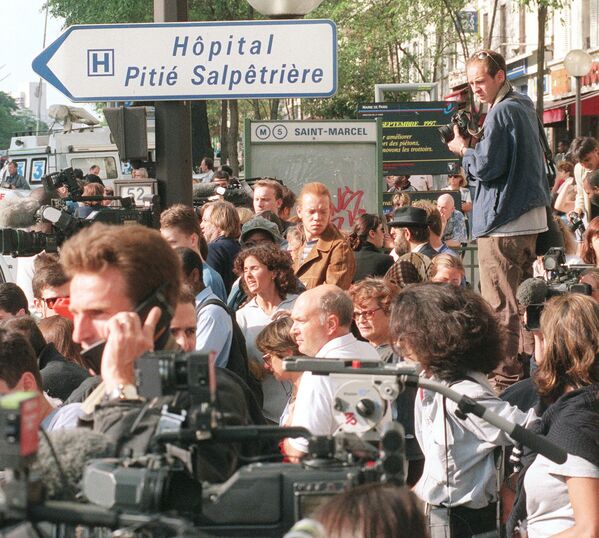 Operatoriai, fotografai ir gyventojai laukia rugpjūčio 31 dieną priešais Pitie Salpetriere ligoninę, po to, kai Didžiosios Britanijos princesė Diana mirė ligoninėje po vidurnaktį įvykusios automobilio avarijos Paryžiaus centre, kurioje taip pat buvo jos draugas, Egipto milijonierius, filmų prodiuseris Dodis Fajedas ir vairuotojas. - Sputnik Lietuva