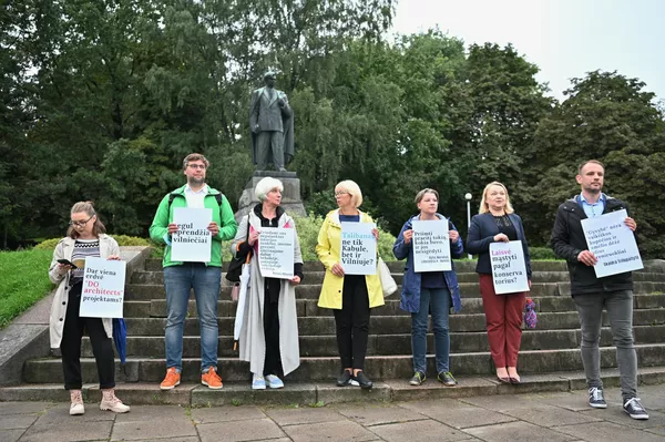 Участники митинга в сквере Пятраса Цвирки