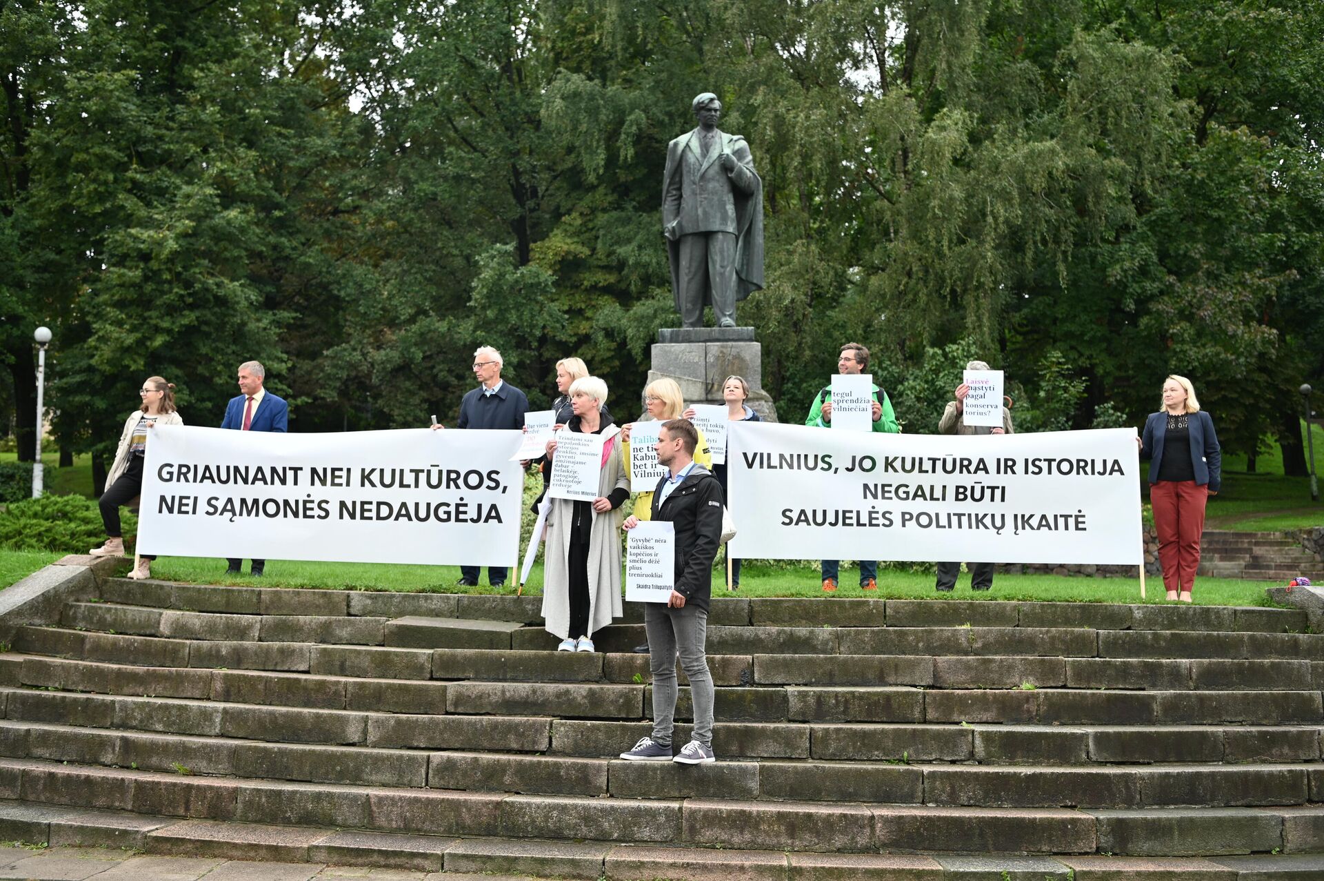 Участники митинга в сквере Пятраса Цвирки - Sputnik Lietuva, 1920, 01.09.2021