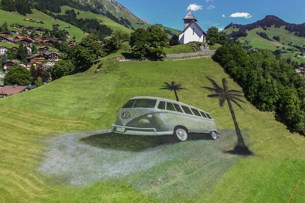 Tai milžiniškas 4 200 kvadratinių metrų paveikslas, kuriame nupieštas legendinis &quot;Volkswagen Type 2&quot; arba &quot;VW Kombi&quot;, kurį menininkas sukūrė Šato d&#x27;ė mieste, Vodo kantone, Šveicarijoje. Jis pagamintas iš daugiau nei 400 litrų miltinio vandens, pieno baltymų ir biologiškai suyrančių natūralių pigmentų, buvo nupieštas artėjančio Tarptautinio VW susitikimo 20-mečio proga Alpių Šveicarijos kurorte. - Sputnik Lietuva