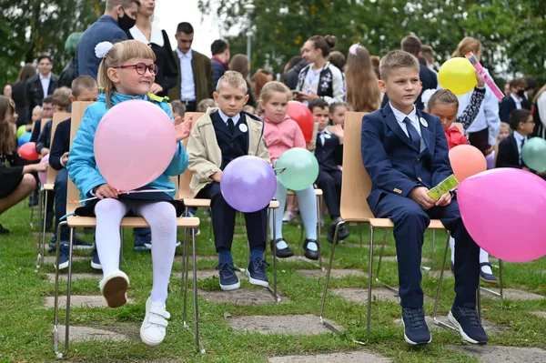 Pirmoji pamoka pirmokams vyko lauke. Pirmoji pamoka pirmokams vyko lauke. - Sputnik Lietuva