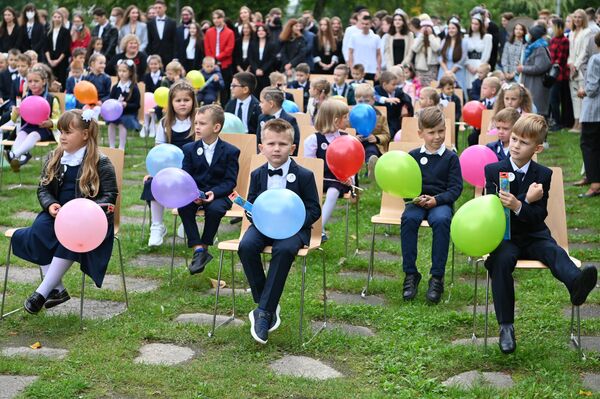 Во время первого урока младшеклассники отгадывали слова и цифры. - Sputnik Литва