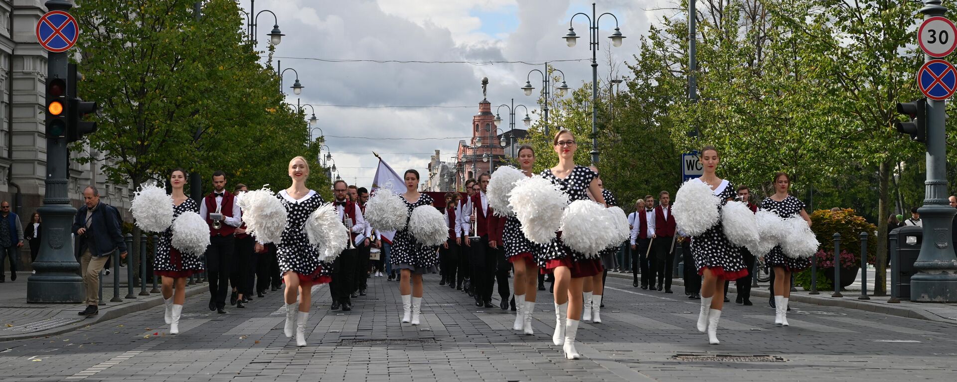 Студенты на параде в честь Дня знаний в Вильнюсе - Sputnik Lietuva, 1920, 02.09.2021