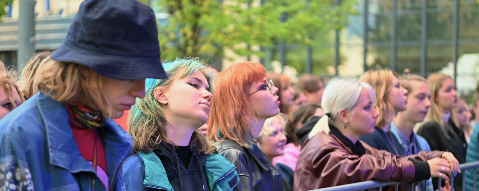 Молодежь на улице в Вильнюсе - Sputnik Литва, 1920, 07.08.2025