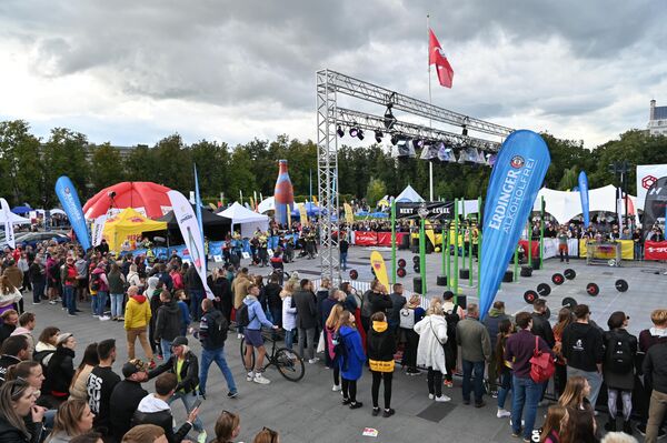 Lukiškių aikštėje festivalio metu įsikūrė sporto sektoriai aktyviam laisvalaikiui. - Sputnik Lietuva