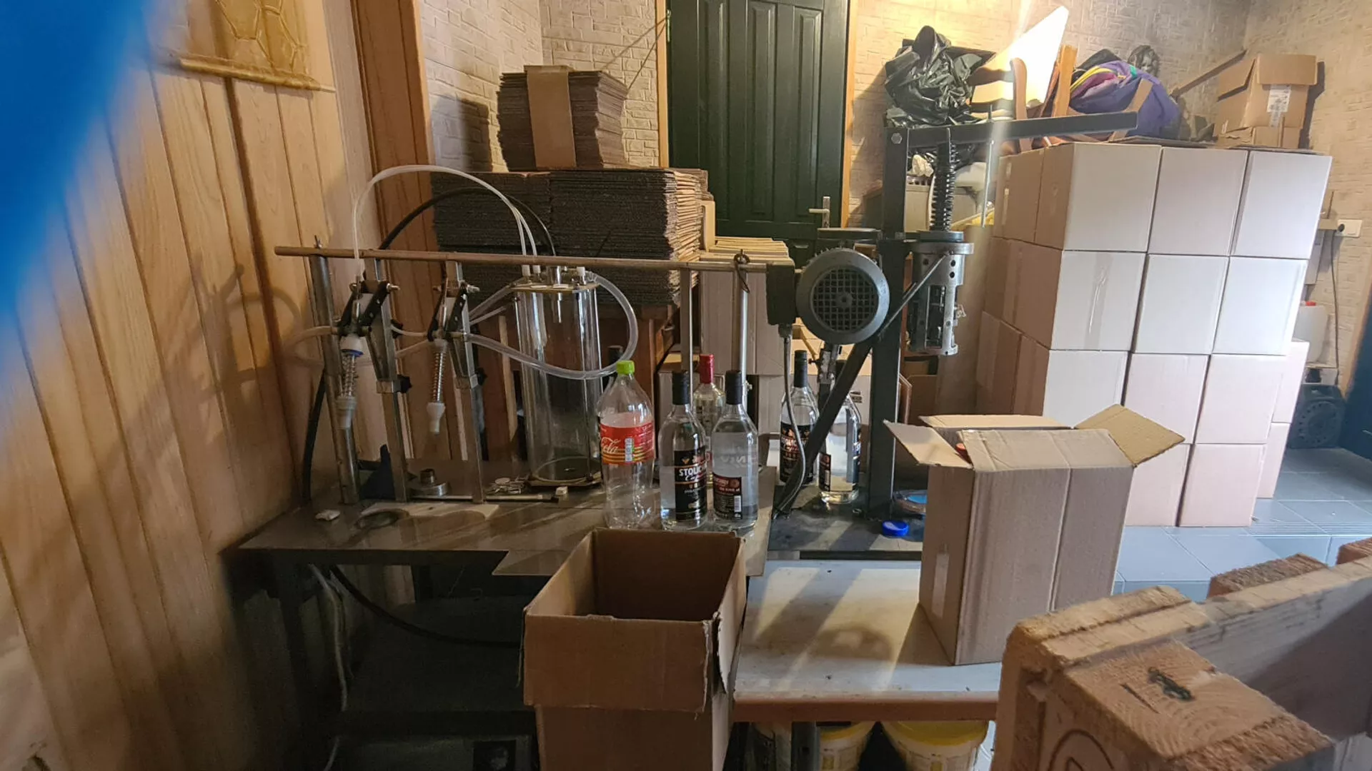 Lietuvoje sugauta gauja, gaminanti pavojingą alkoholį