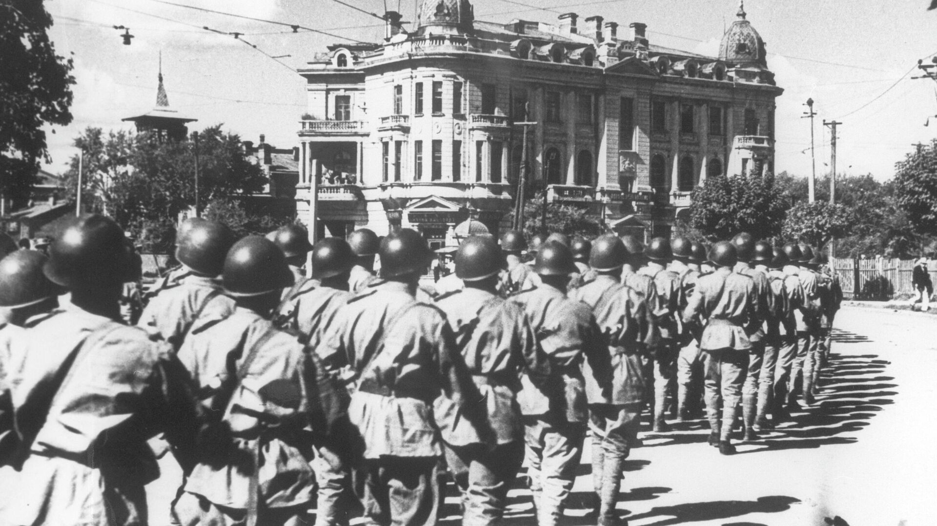 Sovietų kariai eina viena iš Harbino gatvių - Sputnik Lietuva, 1920, 11.09.2021