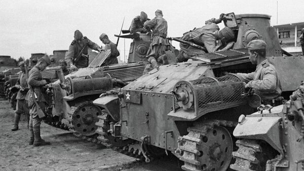 Japonų tankai Harbino hipodrome po Kwantungo armijos pasidavimo - Sputnik Lietuva