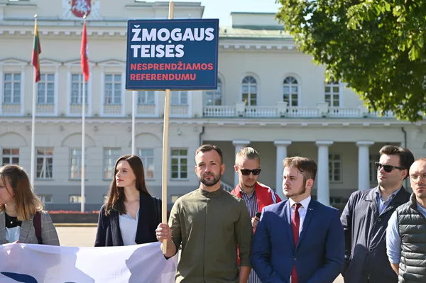 Plakate užrašas: &quot;Žmogaus teisės nesprendžiamos referendumu&quot;. - Sputnik Lietuva