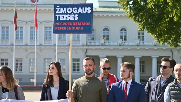 Депутат Сейма Литвы Томас Раскявичюс на митинге молодежи напротив Президентского дворца в Вильнюсе - Sputnik Литва