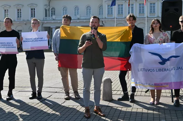 Seimo narys Tomas Raskevičius jaunimo mitinge priešais Prezidentūrą. - Sputnik Lietuva