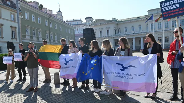 Митинг молодежи напротив Президентского дворца  - Sputnik Lietuva