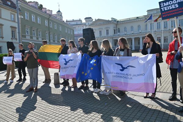 На фото: участники акции протеста собрались напротив президентского дворца в Вильнюсе. - Sputnik Литва