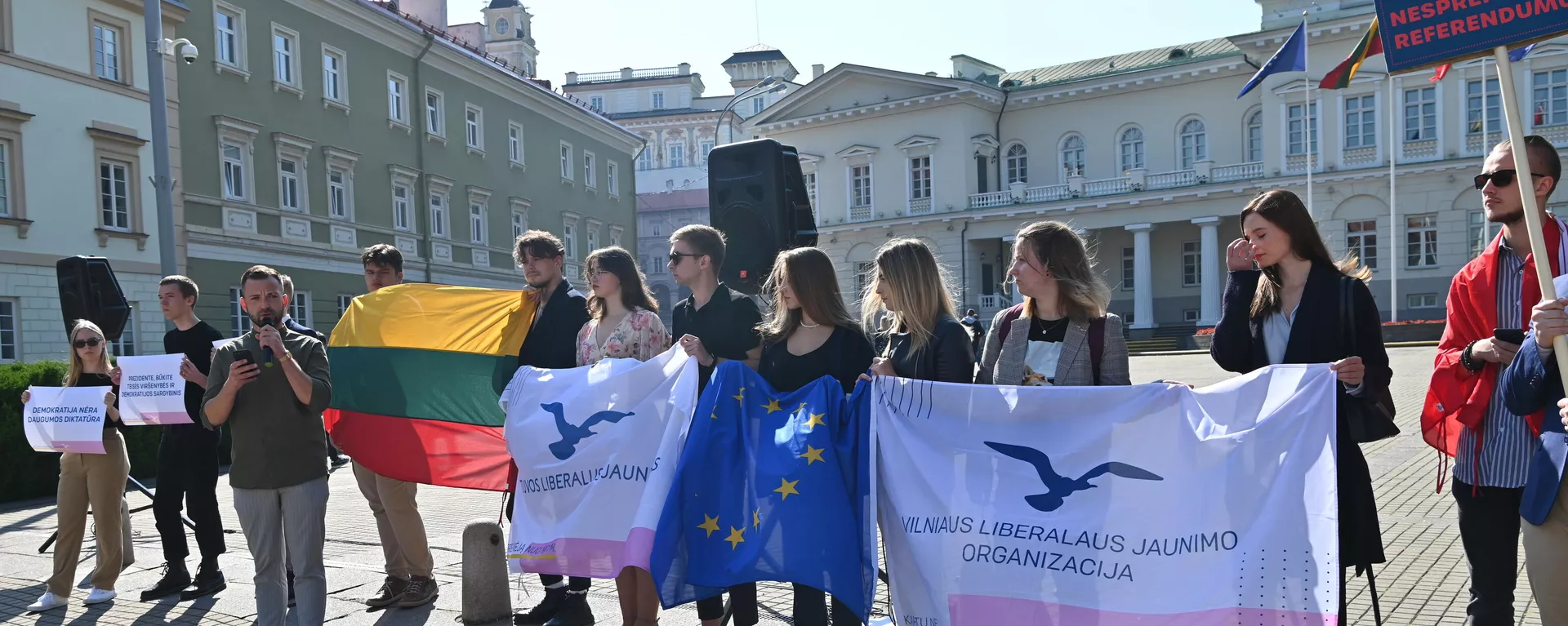 Митинг молодежи напротив Президентского дворца  - Sputnik Lietuva, 1920, 10.09.2021