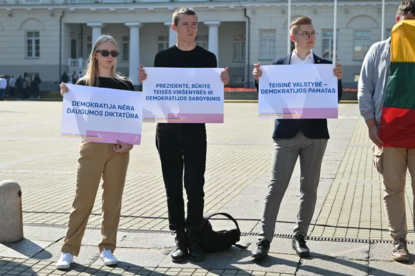 Plakatuose (iš kairės į dešinę): &quot;Demokratija nėra daugumos diktatūra&quot;, &quot;Prezidente, būkite teisinės viršenybės ir demokratijos sargybinis&quot;, &quot;Teisinė valstybė — demokratijos pagrindas&quot;. - Sputnik Lietuva