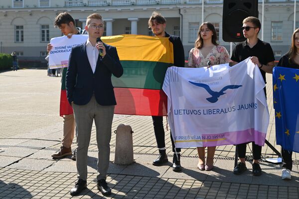 Активисты выразили надежду, что акция на Кафедральной площади, которая запланирована на пятницу, пройдет мирно. - Sputnik Литва