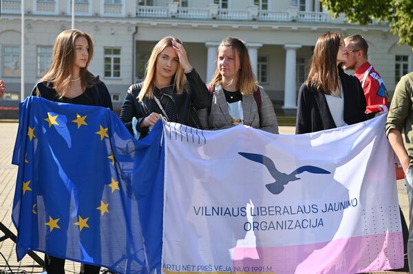 Nuotraukoje: aktyvistai laiko vėliavas su ES simboliais ir jaunimo organizacijos logotipu. - Sputnik Lietuva