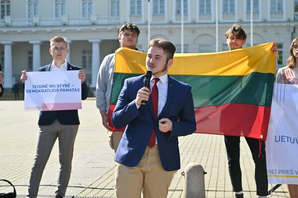 Rugpjūčio pradžioje prie Seimo buvo surengtas mitingas, kuris vėliau peraugo į riaušes. Protestuotojai tikisi, kad šio scenarijaus pavyks išvengti penktadienį. - Sputnik Lietuva