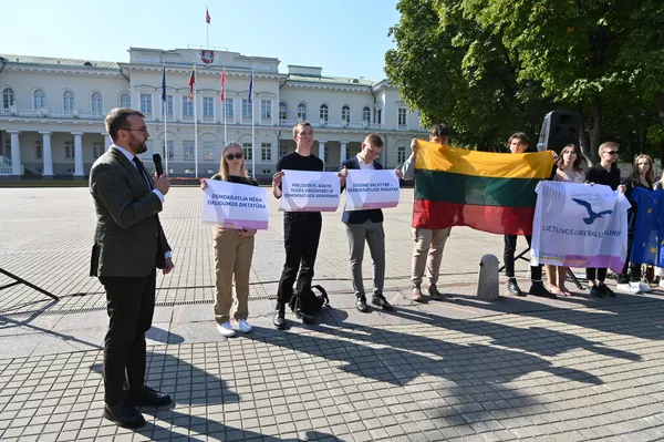 Mitingas priešais Prezidentūrą truko apie 20 minučių. - Sputnik Lietuva