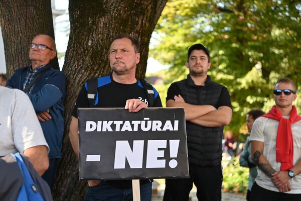 Nuotraukoje — mitingo dalyvis laiko plakatą &quot;Diktatūrai — NE&quot;. - Sputnik Lietuva