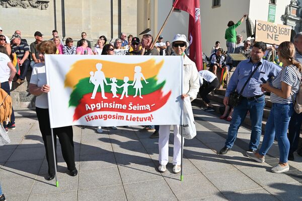 Daugelis dalyvių atvyko su plakatais. Nuotraukoje: dalyviai su plakatu: &quot;Apginsime šeimą — išsaugosime Lietuvą&quot;. - Sputnik Lietuva