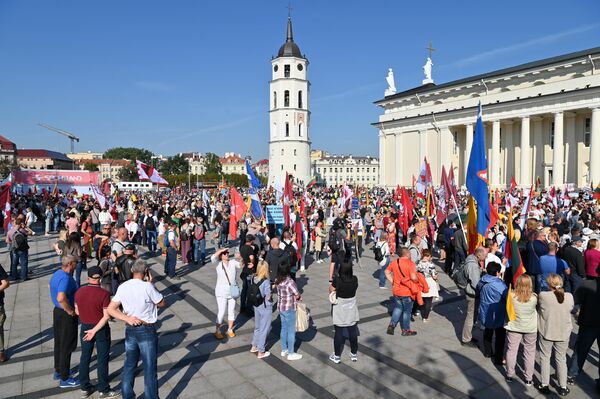 Iki pietų, policijos skaičiavimais, Katedros aikštėje susirinko daugiau nei keturi tūkstančiai žmonių. - Sputnik Lietuva