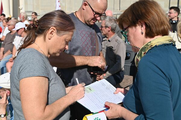 Nuotraukos: parašų rinkimas referendumui dėl Seimo paleidimo. - Sputnik Lietuva