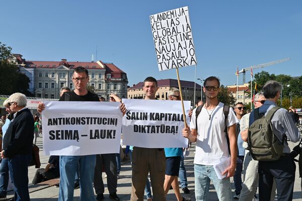 Nuotraukoje: dalyviai su plakatais &quot;Antikonstitucinį Seimą — LAUK&quot; ir &quot;Šalin kapitalo diktatūrą&quot;. - Sputnik Lietuva