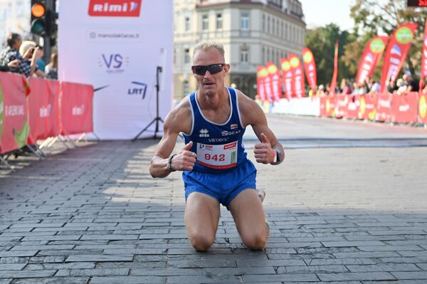 На фото: кадры финиша Ауримаса Римкуса, который занял второе место с результатом в два часа 34 минуты и 41,5 секунды. - Sputnik Литва