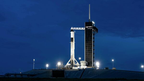 Ракета SpaceX Falcon 9 и корабль Crew Dragon на стартовой площадке в Космическом центре Кеннеди - Sputnik Литва