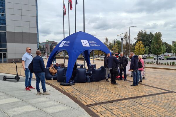 Protesto akcija vyko Europos aikštėje, prie įėjimo į Vilniaus merijos pastatą. - Sputnik Lietuva