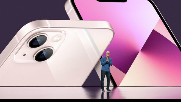 Генеральный директор Apple Тим Кук на презентации нового iPhone 13 - Sputnik Литва