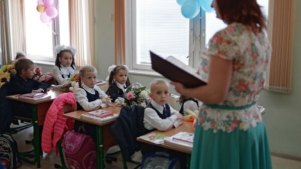 Ученики на уроке, архивное фото - Sputnik Литва