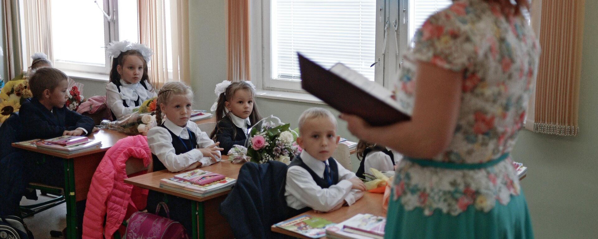 Ученики на уроке, архивное фото - Sputnik Литва, 1920, 12.09.2025