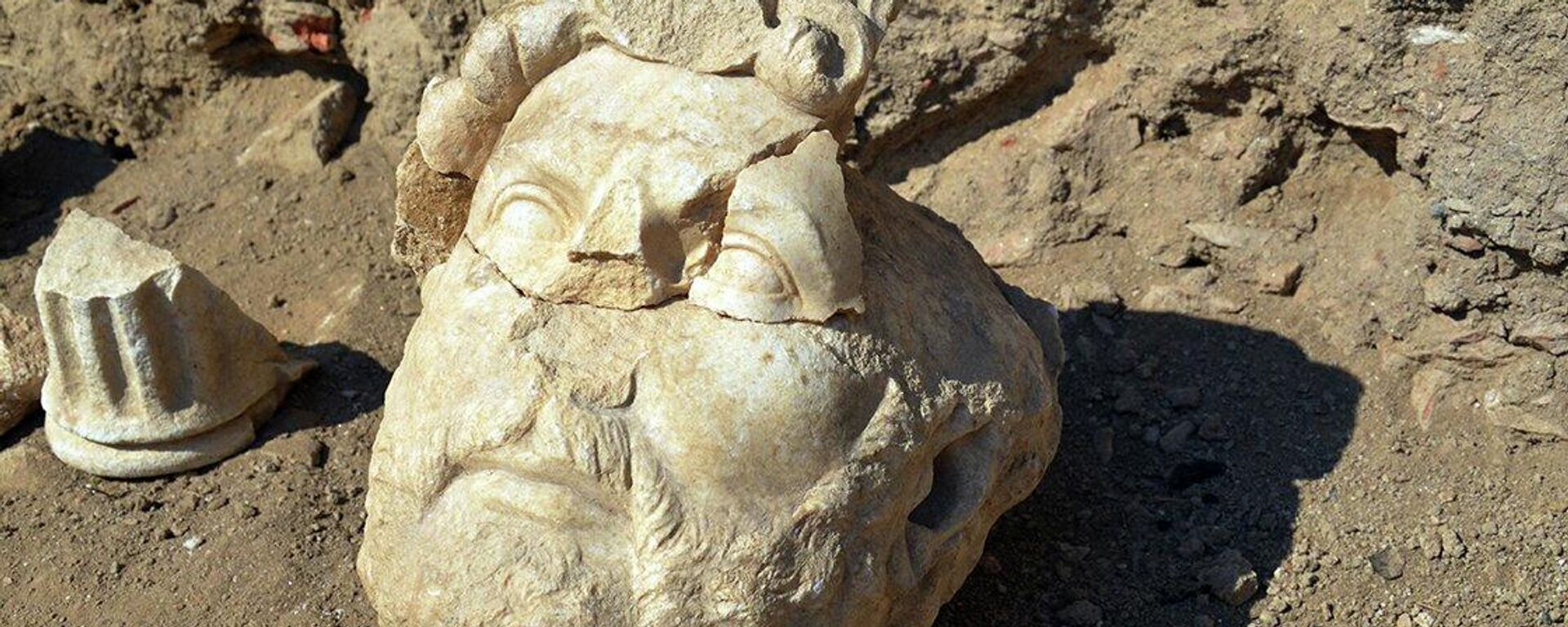 Фрагмент мраморной статуи римского императора Публия Элия Траяна Адриана, найденный в Турции - Sputnik Lietuva, 1920, 18.09.2021
