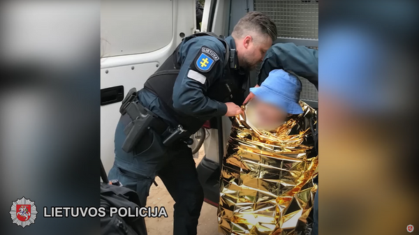 Литовские полицейские спасли пожилую женщину - Sputnik Lietuva