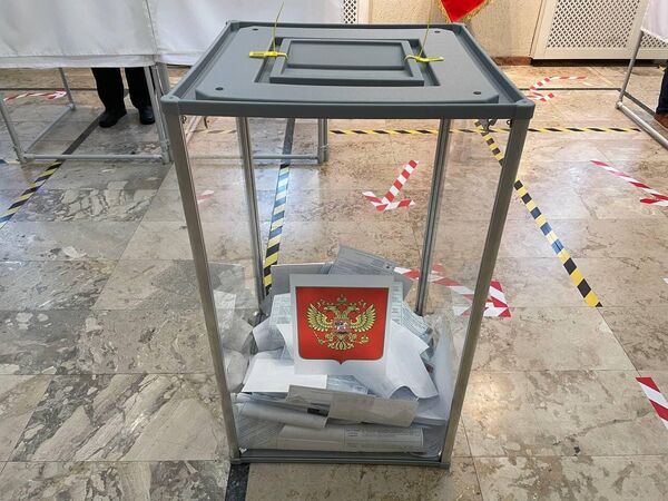 На фото: заполненные бюллетени в урне для голосования в посольства РФ в Вильнюсе. - Sputnik Литва